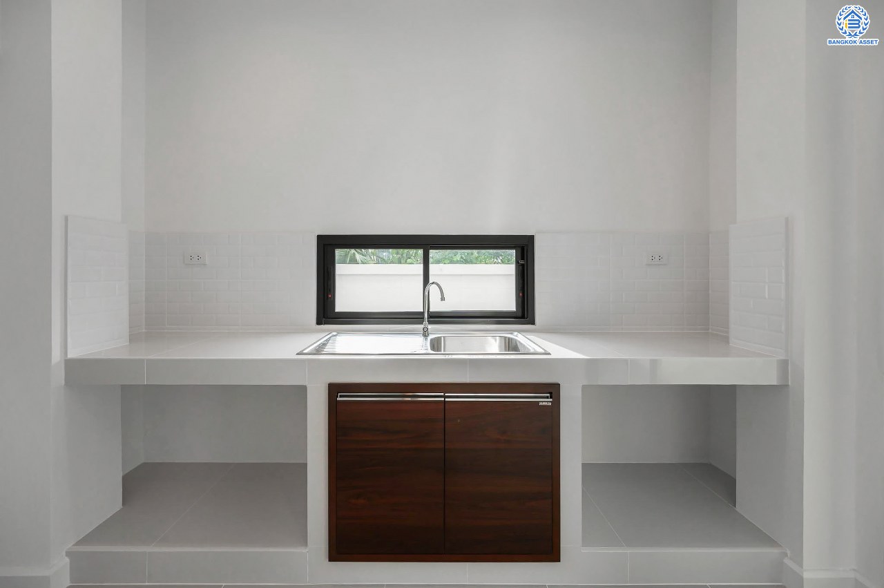 บ้านมือสองตกแต่งใหม่ โครงการ มณธานี บางแค บ้านเดี่ยว 3 ชั้นหลังมุม ดีไซน์หรูหรา เนื้อที่กว้าง 65.6 ตร.ว. พื้นที่ใช้สอย 240 ตร.ม. ฟังก์ชัน 5 ห้องนอน 4 ห้องน้ำ 2 ที่จอดรถ ฟังก์ชันครบตอบทุกไลฟ์สไตล์ บนทำเลศักยภาพ เชื่อมต่อถนนกาญจนาภิเษก ใกล้เดอะมอลล์บางแค ใกล้รถไฟฟ้าสายสีน้ำเงิน "สถานีหลักสอง" และจุดขึ้นทางด่วน "กาญจนาภิเษก"